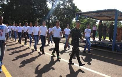 Prefeita Tamiko participa de solenidade aos 50 novos atiradores do TG de Andradina