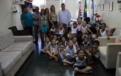 Projeto da EMEI traz crianças para conhecer gabinete da prefeita Tamiko