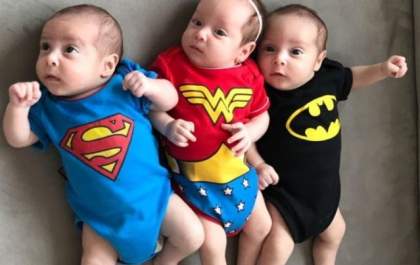 Mãe de trigêmeos decide sair com um filho de cada vez e, claro, é criticada