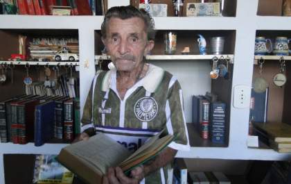 'Hoje doo com carinho os livros que guardei para os filhos que não tive', diz homem de 84 anos