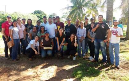 Alunos de Medicina Veterinária da FEA aprenderam em aula prática o manejo de suínos