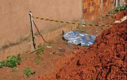 Moradores encontram homem morto em terreno no Jardim Carioca