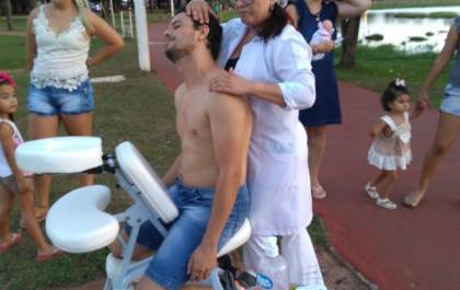 Esteticista aplica técnica diferente de massagem na Lagoa Maior