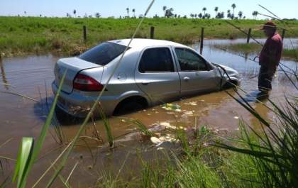 Motorista perde direção e cai em lago às margens da MS-276