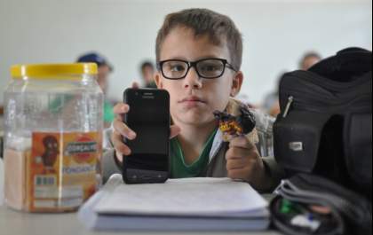 Menino de 12 anos vira empreendedor de sucesso vendendo doces em escola