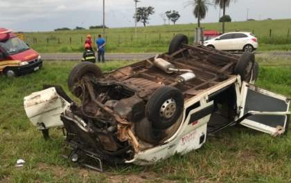 Van com 15 pacientes capota após atropelar vaca em rodovia