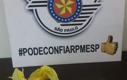 Mulher de 27 anos é presa após esconder droga na calcinha