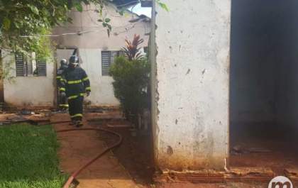 Transtornado, filho ateia fogo em casa ao saber da morte da mãe e do irmão