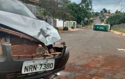 Ambulância tomba após se envolver em acidente com carro de passeio