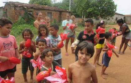 Casal de Três Lagoas distribui mais de 5 mil ovos de Páscoa para crianças de bairros carentes