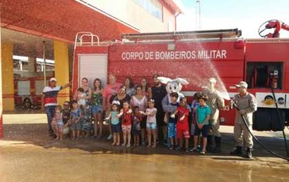 Ação de casal e Corpo de Bombeiros distribui chocolates para crianças carentes de Três Lagoas