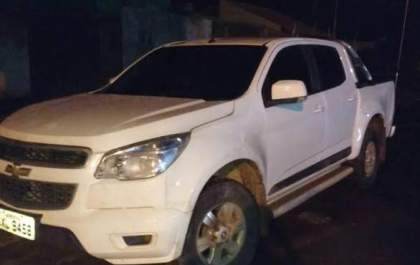 Dupla rouba camionete S10 e abandona motorista em motel após posto da PRF