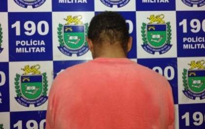 Homem é preso ao desfazer de drogas na Avenida Clodoaldo Garcia em Três Lagoas