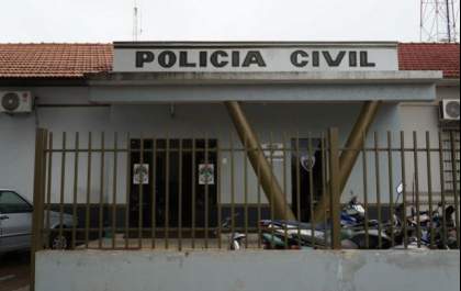 Dupla em moto assalta caminhoneiro em saída de posto de gasolina