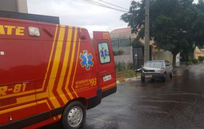 Pai se distrai com filhos de 3 e 5 anos e bate Gol em poste
