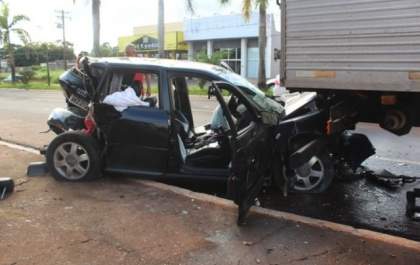 Passageira é abandonada presa às ferragens em acidente