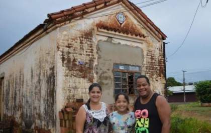 Filha de pais surdos, aos 2 anos Rebeca aprendeu sozinha a língua de sinais