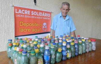 Aposentado arrecada 30 mil lacres e doa para campanha da Prefeitura