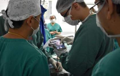 Médico usa celular para cirurgia de cérebro inédita em MS