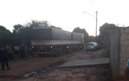 Menina de oito anos morre atropelada por caminhão e outra fica ferida