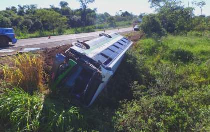Ônibus sai da pista e tomba em rodovia após acidente com carreta