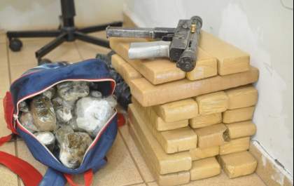 Metralhadora das forças armadas, 23 Kg de maconha e três pessoas detidas na Vila Piloto