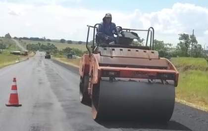 Distrito de Arapuá recebe quatro mil metros de recapeamento asfáltico