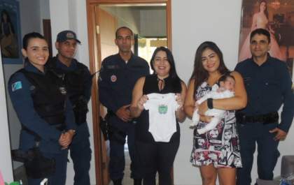 Policiais reencontram mãe e bebê que ajudaram durante parto em Três Lagoas