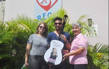 Leilão da RFCC contará com violão autografado pela Marília Mendonça