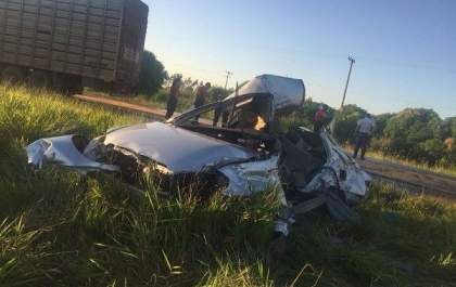 Acidente entre carro e caminhão de bois mata moradores de Junqueirópolis