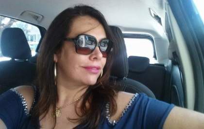 Sob forte comoção, família enterra Márcia Santana