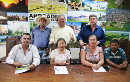 Tamiko assina contrato de R$ 350 mil para pavimentação de ruas