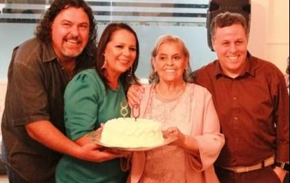 Professora Yeda Cruz Ormos comemora 80 anos com festa para familiares e amigos