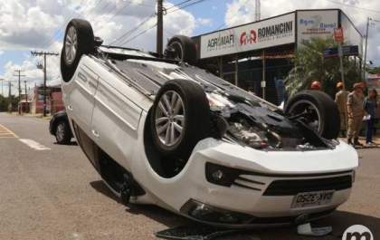 Motorista capota carro após avançar sinal vermelho