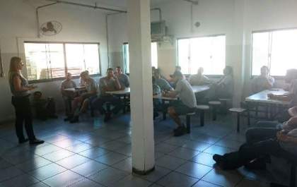 Equipe do CAPS AD realiza palestra no Distrito Industrial