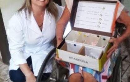 Farmacêutica inventa método criativo para ajudar idosos com medicação