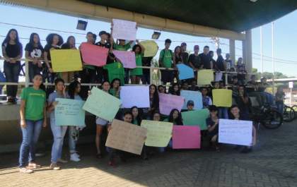 Alunos de escolas estaduais de Três Lagoas manifestam a favor da greve dos administradores