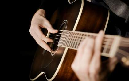 Aulas gratuitas de violão e canto tem inscrições abertas; Confira como participar