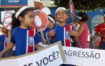 Alunos da Escola Municipal participam de passeata contra o Bullying