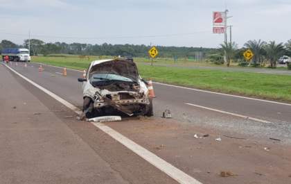 Veículo atravessa pista e provoca capotamento na Rondon; uma das vítimas veio a óbito