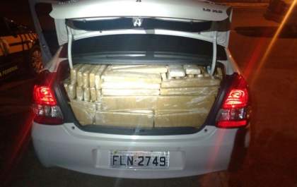 PRF apreende veículo roubado e mais de 600 quilos de maconha