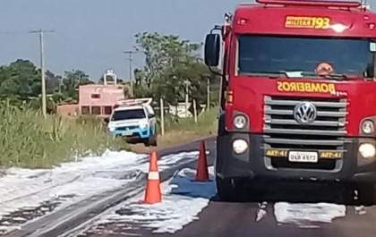 MS 276 fica escorregadia após vazamento de óleo diesel