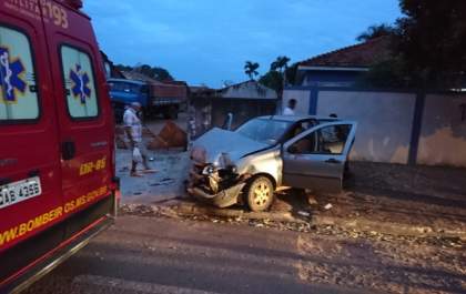 Capotamento na Filinto Muller deixa uma vítima ferida