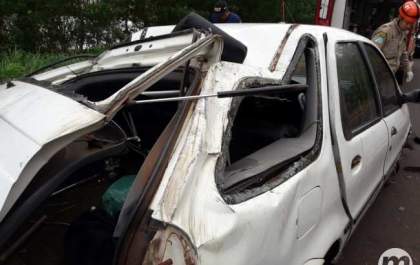 Carro capota em rodovia após motorista perder o controle da direção na BR-262