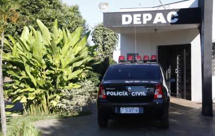 Armados com facão, homens roubam mulher que caminhava