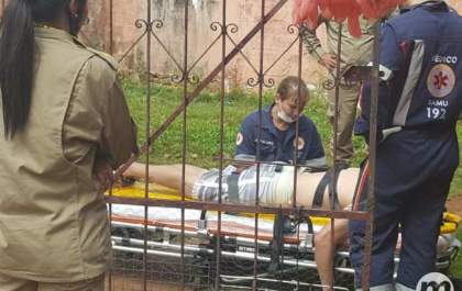 Para alimentar cães do irmão, homem tenta pular muro, mas crava as costas em grade