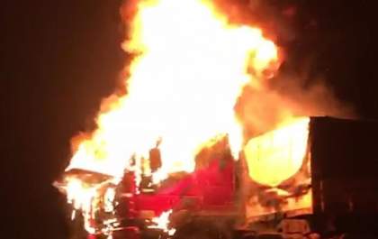 Carreta pega fogo em rodovia de Ilha Solteira e mobiliza Corpo de Bombeiros