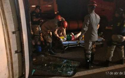 Motorista escapa da morte ao tombar treminhão carregado com eucalipto