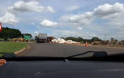 Carreta carregada de algodão tomba em rodovia de Andradina