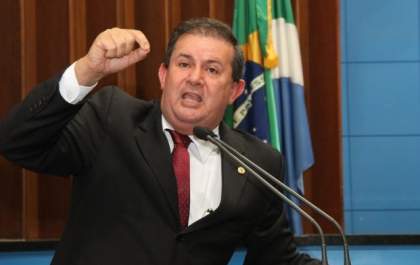 Eduardo Rocha homenageia policiais que evitaram entrada de suspeitos com armas e droga no presídio de TL